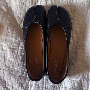 Raboesy Black Wrinkles Tabi Style Split Toe Flats – Margiela Inspired